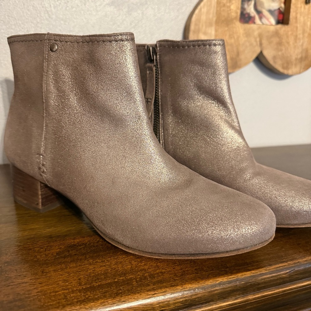Trask Women’s Metallic Pewter Vivian Suede Ankle Booties Size 8.5 - Picture 2 of 12